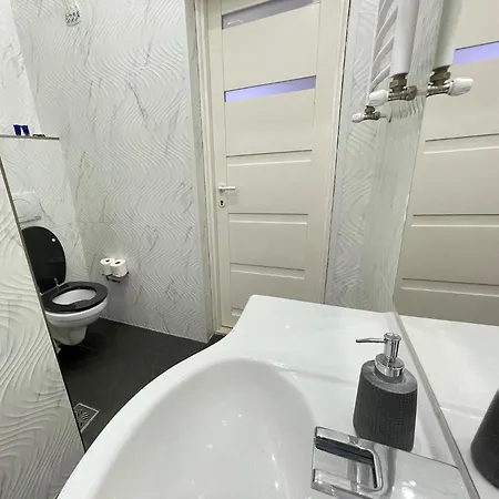 Emerald Apartment *